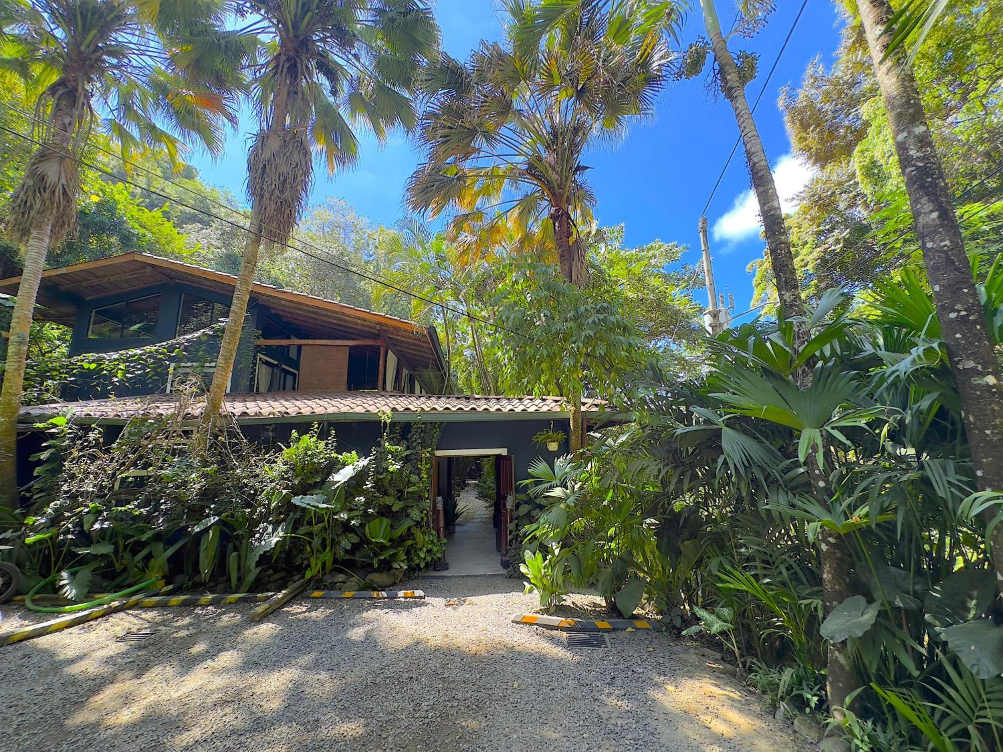 Canaima Chill House Hotel