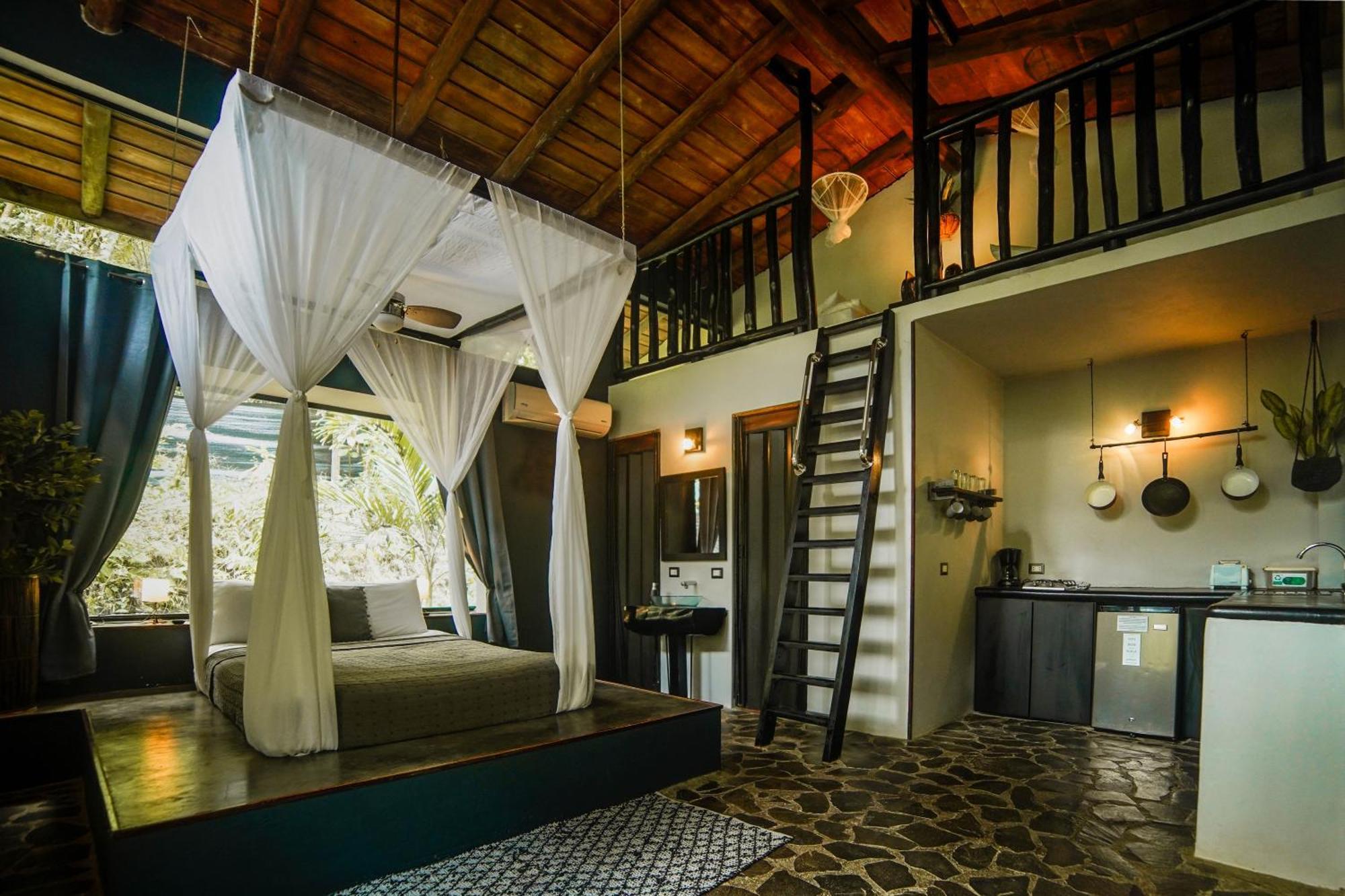 Canaima Chill House Hotel 2*